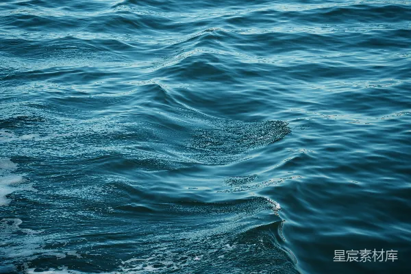高清摄影 深蓝色的海洋波浪特写，波浪上泛着白色的泡沫。