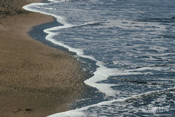 高清摄影 海滩上，海浪拍打着岸边。