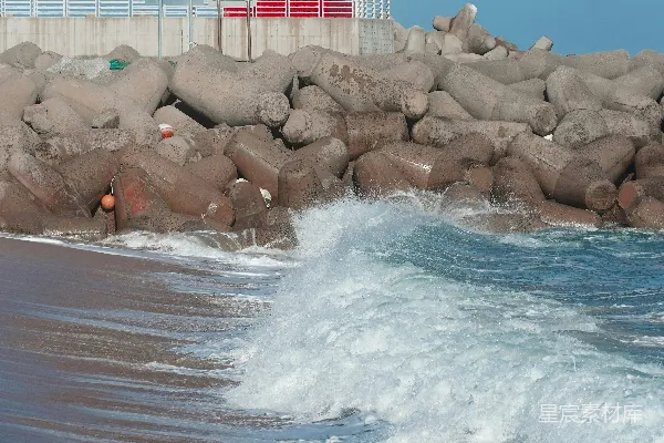 高清摄影 一座红灯塔坐落在岩石海岸上。
