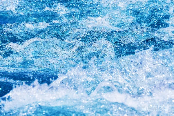 高清摄影 湍流的蓝色水面特写，带有白色泡沫。