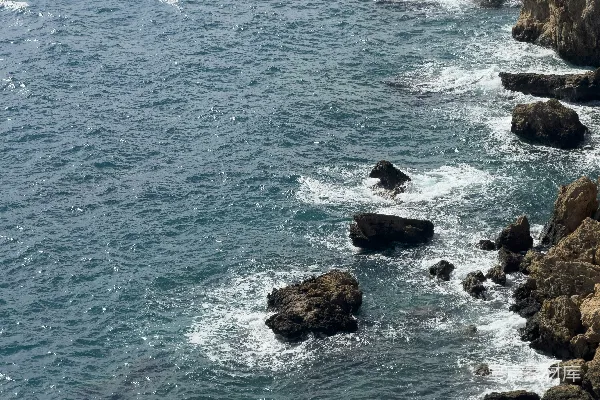 高清摄影 前景是岩石的水体景观