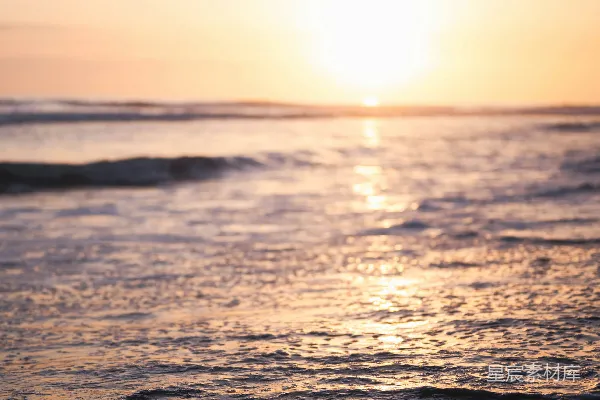 高清摄影 一片波涛汹涌的水域，夕阳西下