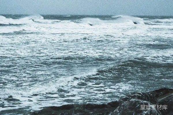 高清摄影 白天，海浪拍打在岩石上。
