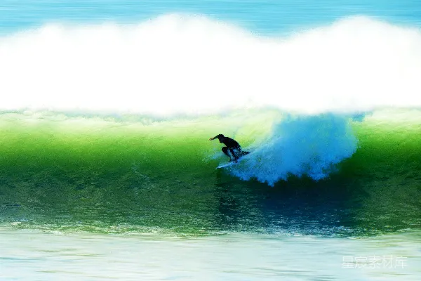 高清摄影 在白天，一个人在海浪中冲浪。