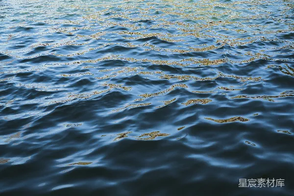 高清摄影 蓝水面上有小波纹和倒影。
