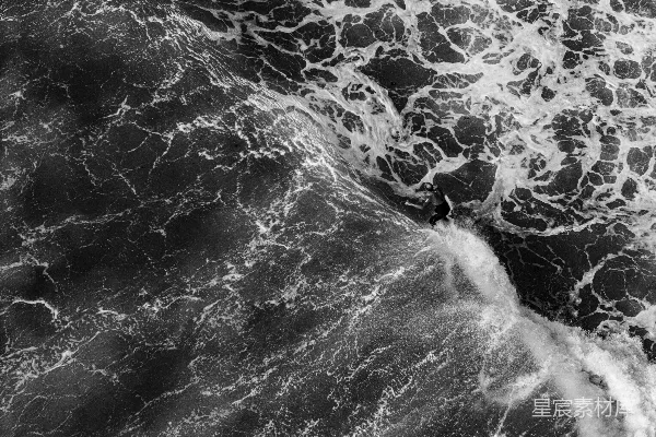 高清摄影 汹涌的海浪带着白色泡沫，黑白画面。