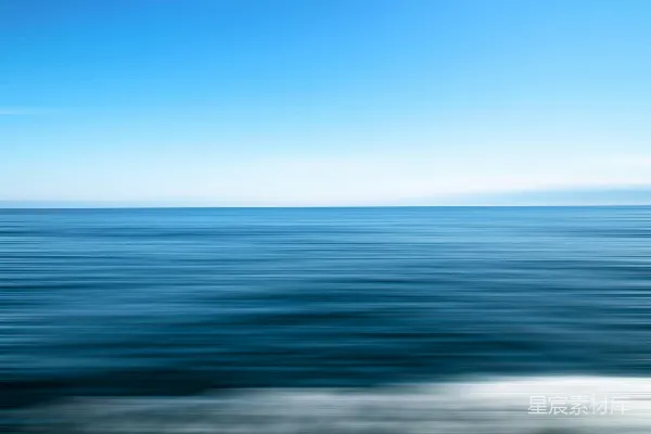 高清摄影 蓝天下的蓝色大海在白天