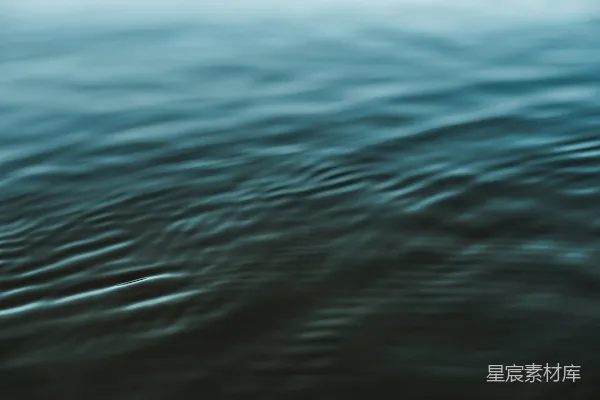 高清摄影 模糊的照片，显示一片水域。