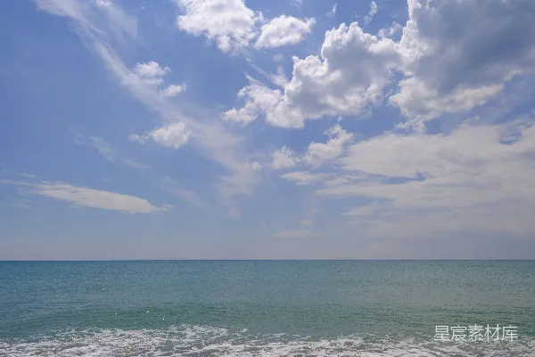高清摄影 海浪拍打着蓝天下的沙滩。