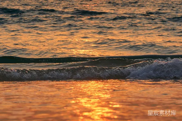 高清摄影 夕阳照耀在海浪之上