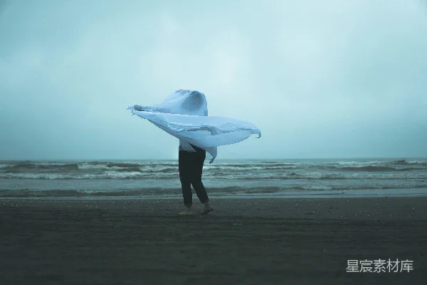 高清摄影 一个人拿着一条鲨鱼