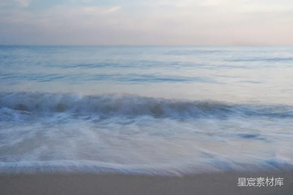 高清摄影 在黄昏时分，温柔的海浪拍打着沙滩。