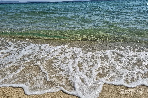 高清摄影 温柔的海浪拍打着沙滩岸边。