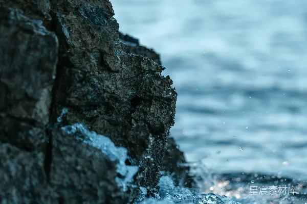 高清摄影 海浪拍打着岩石海岸线。