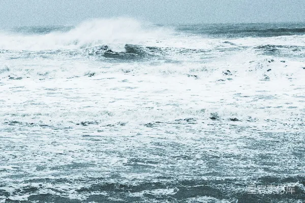 高清摄影 白天海浪拍打海岸的景象