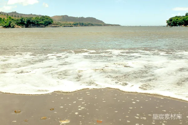 高清摄影 白天海浪拍打海岸的景象