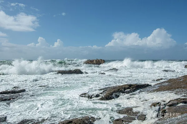 高清摄影 海浪在蓝天映衬下拍打着岩石海岸。