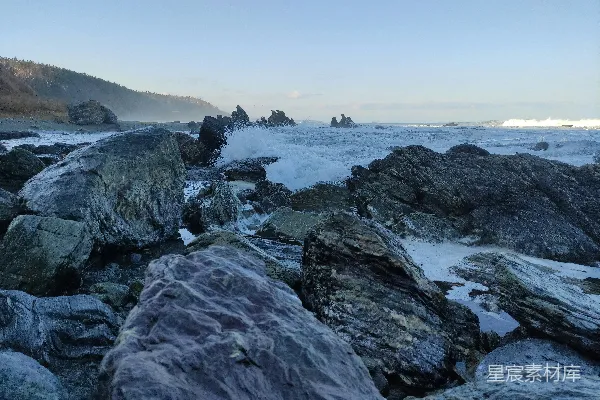 高清摄影 一堆靠近水边的岩石