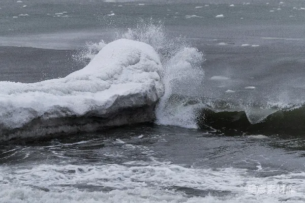 高清摄影 海浪拍打着覆盖着雪的冰岸
