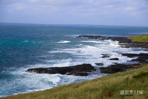 高清摄影 从草坡上看海景