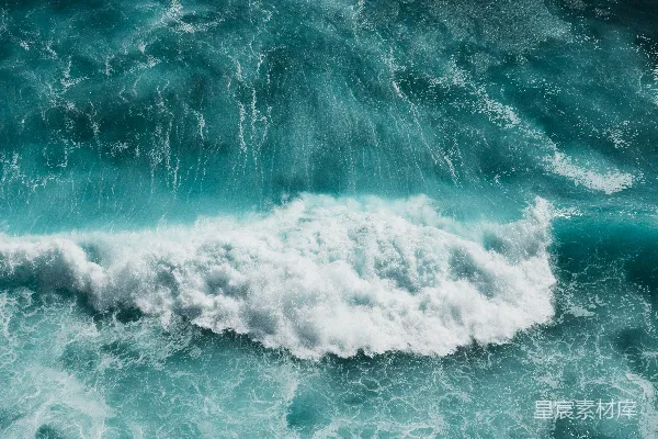 高清摄影 海浪在白天拍打着海岸