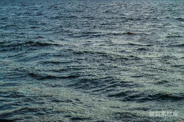 高清摄影 柔和的光线下，蓝色的海浪轻轻荡漾。