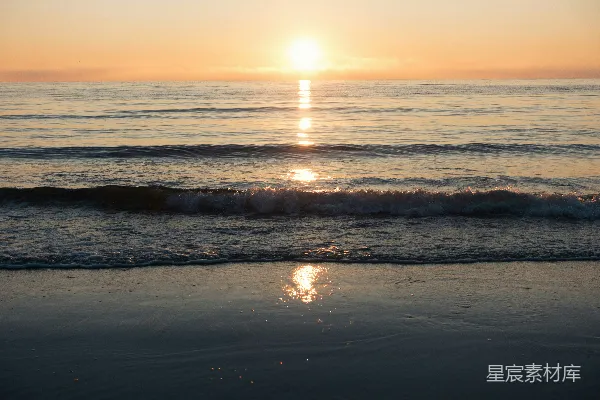 高清摄影 夕阳正在海边的水面上落下。