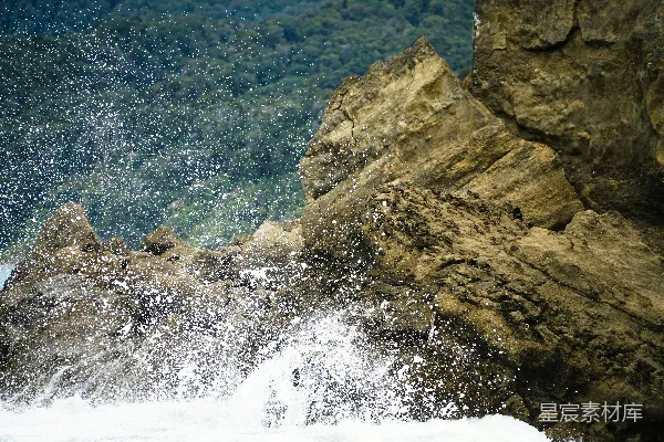 高清摄影 海浪拍打着岩石