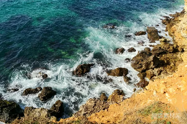 高清摄影 白天的棕色岩石海岸与蓝色海水