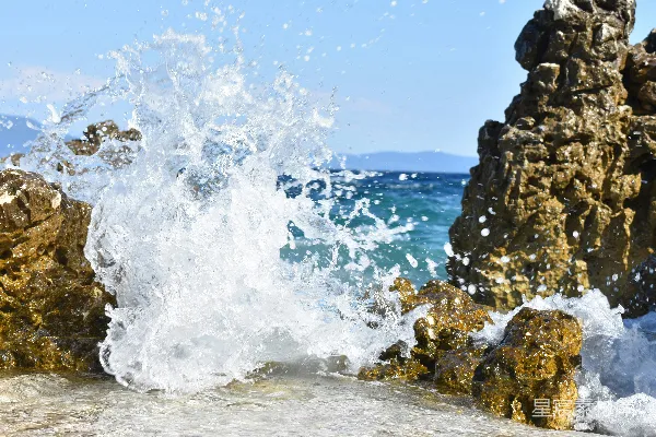 高清摄影 海浪拍打着岩石。