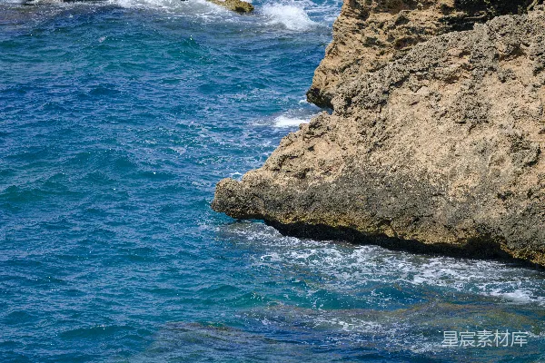 高清摄影 海浪拍打着岩石峭壁。