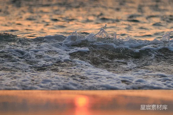 高清摄影 夕阳映照在海浪之上