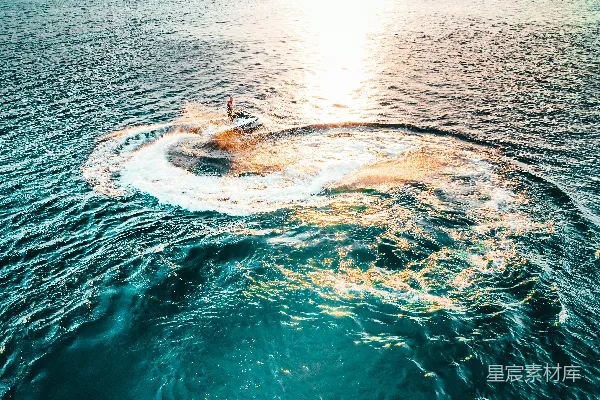 高清摄影 白天在海浪中冲浪的人