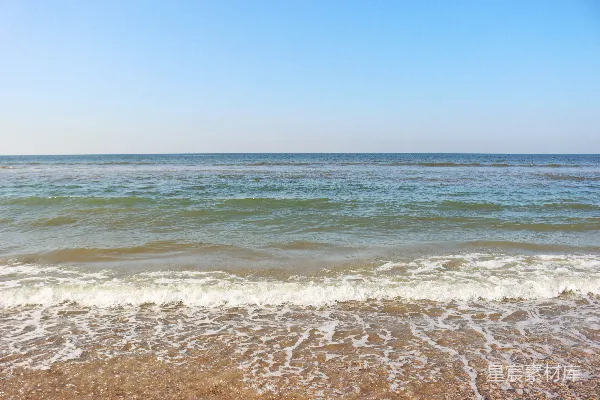 高清摄影 海浪在白天拍打着海岸。