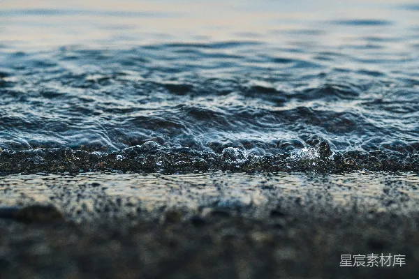 高清摄影 海滩上近景拍摄的海浪
