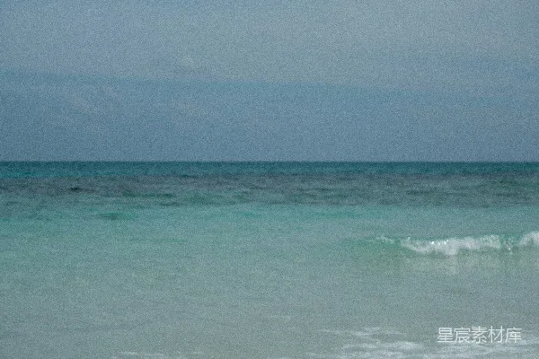 高清摄影 清澈的碧蓝海水在薄雾笼罩的天空下。