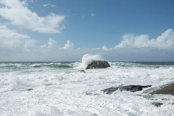 高清摄影 在多云的日子里，海浪拍打着岩石。