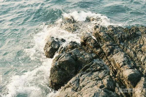 高清摄影 海浪拍打着岩石海岸。