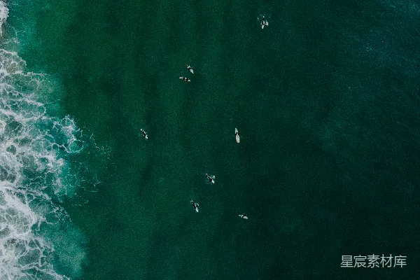 高清摄影 一群人在海浪上骑冲浪板。