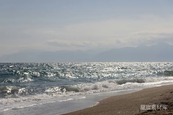 高清摄影 白天，海浪拍打着海岸。
