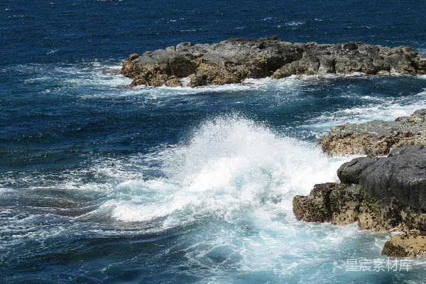高清摄影 白天，海浪拍打着岩石海岸。