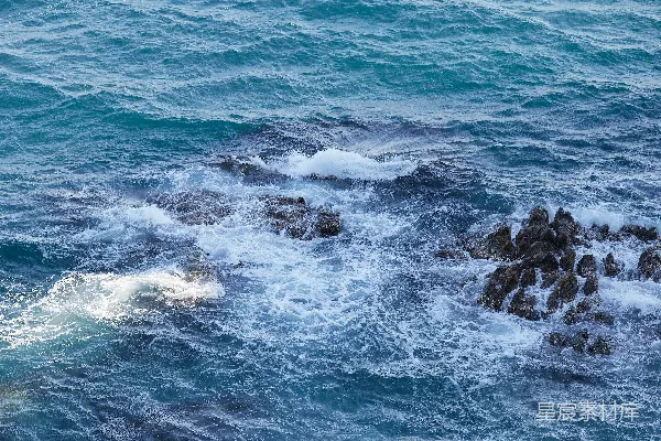 高清摄影 白天海浪拍打岩石的景象