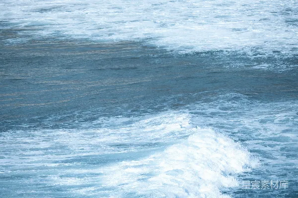 高清摄影 一个男人在冲浪板上骑着海浪