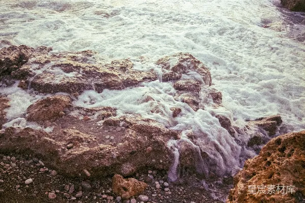 高清摄影 一片岩石海岸边的大片水域