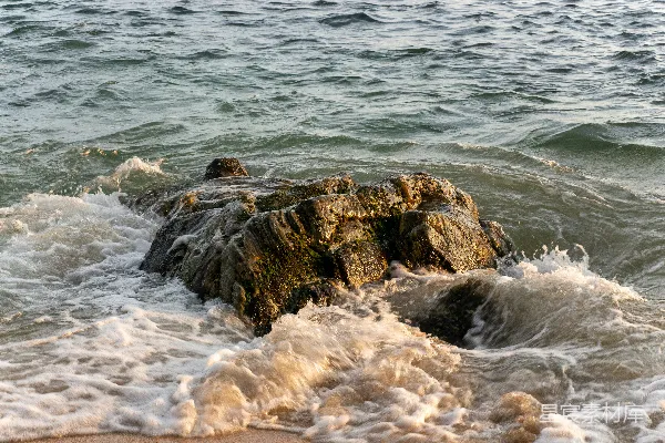 高清摄影 海浪拍打着岸边的大石头。