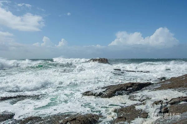 高清摄影 汹涌的海浪拍打着岩石海岸。
