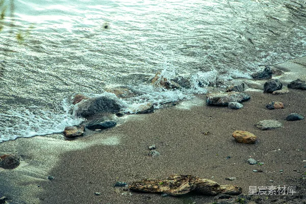 高清摄影 海浪拍打着岩石和沙质的海滩。