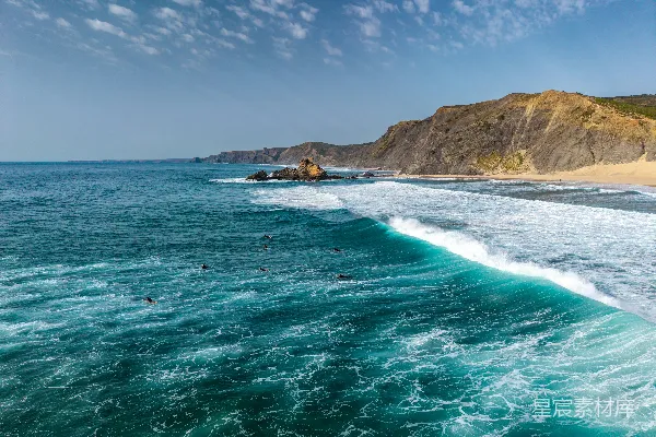 高清摄影 强劲的海浪在崎岖的海岸线附近拍打。