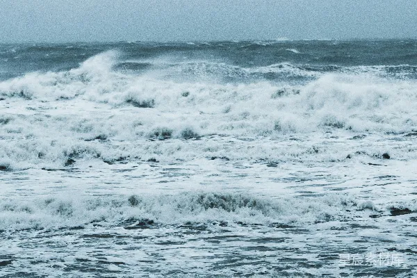 高清摄影 白天，海浪拍打着海岸。