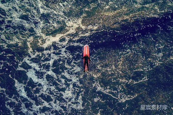 高清摄影 一个人在大水体上骑着冲浪板